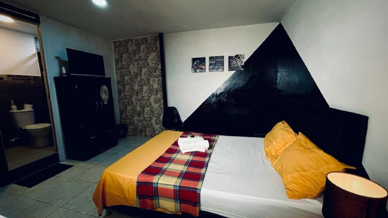 Tiger Hostel Медельин Экстерьер фото