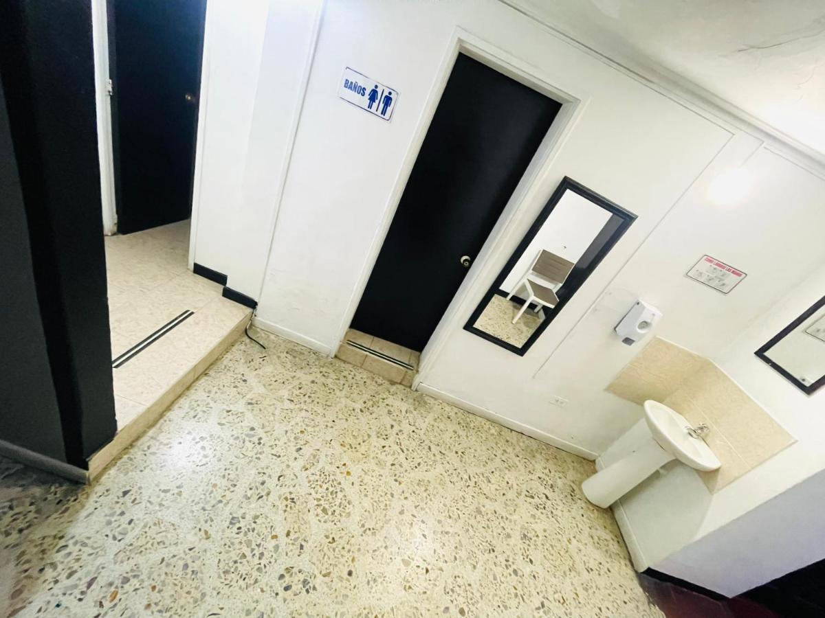 Tiger Hostel Медельин Экстерьер фото